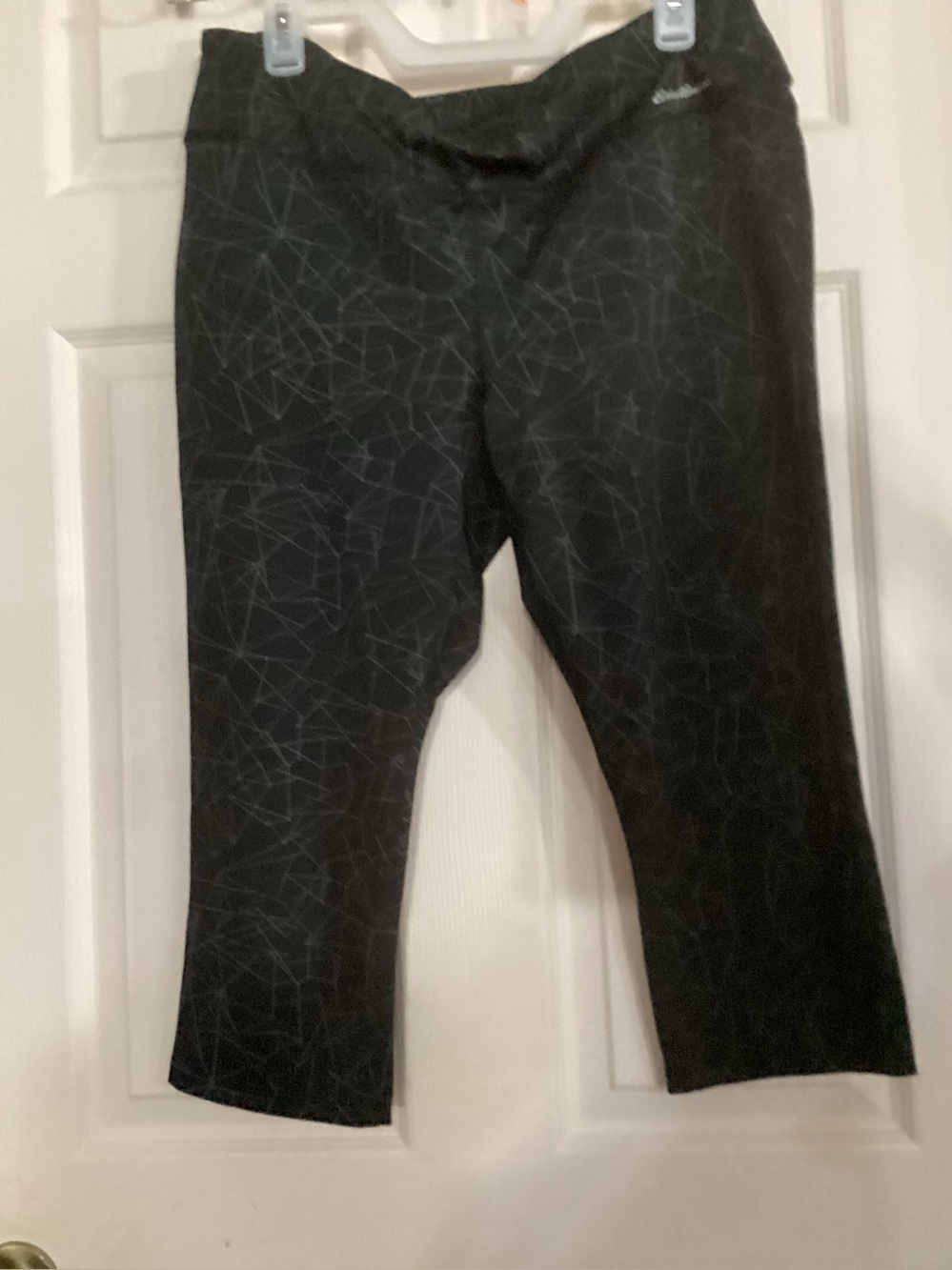 Eddie Bauer Black XL Capri Leggings with Light Gray Geometric Print
